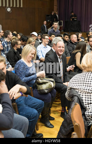 London, Ontario, Kanada, 13. Januar 2017. Matt Brown, Bürgermeister von London, Ontario, Gespräche, das Publikum in ein Rathaus Q&A in der Alumni Hall of London University of Western Ontario statt als Teil der Premierminister Justin Trudeau Langlauf-Tour. Bildnachweis: Rubens Alarcon/Alamy Live-Nachrichten Stockfoto