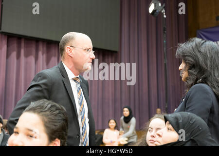 London, Ontario, Kanada, 13. Januar 2017. Matt Brown, Bürgermeister von London, Ontario, Gespräche, das Publikum in ein Rathaus Q&A in der Alumni Hall of London University of Western Ontario statt als Teil des Premierministers Justin Trudeau Langlauf Tour. Bildnachweis: Rubens Alarcon/Alamy Live-Nachrichten Stockfoto