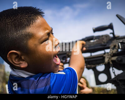 Bangkok, Thailand. 14. Januar 2017. Ein Thai Kind spielt mit einem Maschinengewehr FN MAG bei Tagesaktivitäten für Kinder an der Wache des Königs, 2. Kavallerie-Division-Basis in Bangkok. Thailand nationaler Kindertag wird am zweiten Samstag im Januar gefeiert. Bekannt als '' Wan Dek'' in Thailand, Kinder wird Tag gefeiert, um Kindern die Möglichkeit, Spaß zu haben und um das Bewusstsein über ihre wichtige Rolle für die Entwicklung des Landes schaffen geben. Bildnachweis: ZUMA Press, Inc./Alamy Live-Nachrichten Stockfoto