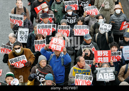 Tokio, Japan. 14. Januar 2017. Demonstranten halten Plakate fordern Demokratie während einer Protestaktion gegen die japanische Regierung von PM Shinzo Abe am 14. Januar 2017, Tokio, Japan. Hunderte von Demonstranten marschierten durch Shibuyas Straßen aus Protest gegen die Regierung Abe. Die Demonstranten gegen Abe es Sicherheit Rechnungen, Japans Kernenergie Programm Restaurierung Konsum Steuererhöhungen und US militärische Basis Umzug in Okinawa. © Rodrigo Reyes Marin/AFLO/Alamy Live-Nachrichten Stockfoto