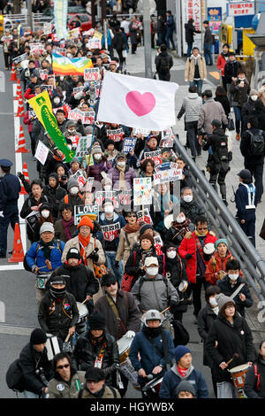 Tokio, Japan. 14. Januar 2017. Demonstranten halten Plakate fordern Demokratie während einer Protestaktion gegen die japanische Regierung von PM Shinzo Abe am 14. Januar 2017, Tokio, Japan. Hunderte von Demonstranten marschierten durch Shibuyas Straßen aus Protest gegen die Regierung Abe. Die Demonstranten gegen Abe es Sicherheit Rechnungen, Japans Kernenergie Programm Restaurierung Konsum Steuererhöhungen und US militärische Basis Umzug in Okinawa. © Rodrigo Reyes Marin/AFLO/Alamy Live-Nachrichten Stockfoto