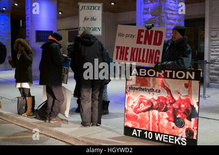 London, Ontario, Kanada, 13. Januar 2017. Demonstranten halten Schilder vor der Alumni Hall of London University of Western Ontario, wo der Premierminister von Kanada war die Teilnahme am Rathaus gehörte Q&A. London seine Stationen als Teil seiner Langlauf-Tour. Bildnachweis: Rubens Alarcon/Alamy Live-Nachrichten Stockfoto