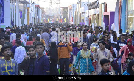 Dhaka, Bangladesch. 13. Januar 2017. Hunderte Besucher versammeln sich in Dhaka internationale Fachmesse am Sher-E-Bangla Nagar in Dhaka, Bangladesch. Am 13. Januar 2017 Dhaka International Trade Fair (DITF)-2017, findet im Sher-E-Bangla Nagar in Dhaka Westseite des Bangabandhu International Conference Centre in 01 Januar-31 Januar 2017 © Mamunur Rashid/Alamy Live News Stockfoto