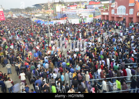 Dhaka, Bangladesch. 13. Januar 2017. Hunderte Besucher versammeln sich in Dhaka internationale Fachmesse am Sher-E-Bangla Nagar in Dhaka, Bangladesch. Am 13. Januar 2017 Dhaka International Trade Fair (DITF)-2017, findet im Sher-E-Bangla Nagar in Dhaka Westseite des Bangabandhu International Conference Centre in 01 Januar-31 Januar 2017 © Mamunur Rashid/Alamy Live News Stockfoto