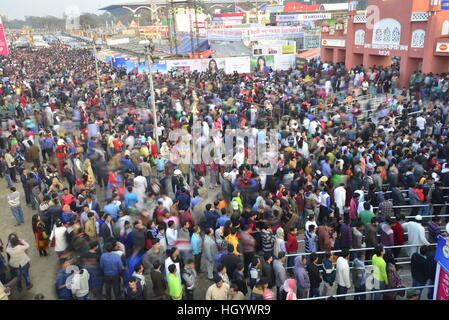 Dhaka, Bangladesch. 13. Januar 2017. Hunderte Besucher versammeln sich in Dhaka internationale Fachmesse am Sher-E-Bangla Nagar in Dhaka, Bangladesch. Am 13. Januar 2017 Dhaka International Trade Fair (DITF)-2017, findet im Sher-E-Bangla Nagar in Dhaka Westseite des Bangabandhu International Conference Centre in 01 Januar-31 Januar 2017 © Mamunur Rashid/Alamy Live News Stockfoto