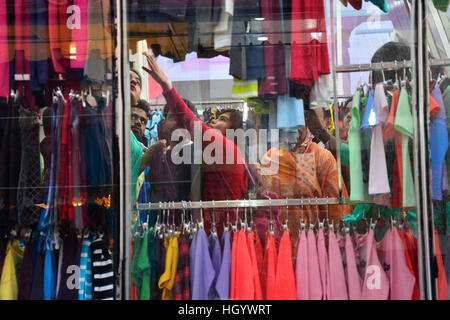 Dhaka, Bangladesch. 13. Januar 2017. Hunderte Besucher versammeln sich in Dhaka internationale Fachmesse am Sher-E-Bangla Nagar in Dhaka, Bangladesch. Am 13. Januar 2017 Dhaka International Trade Fair (DITF)-2017, findet im Sher-E-Bangla Nagar in Dhaka Westseite des Bangabandhu International Conference Centre in 01 Januar-31 Januar 2017 © Mamunur Rashid/Alamy Live News Stockfoto