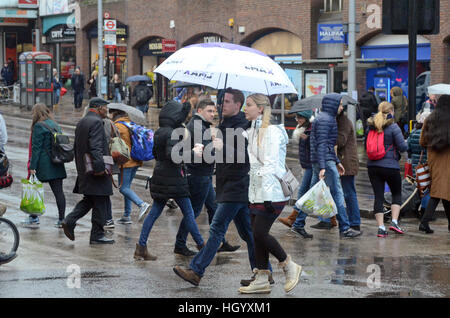 London, UK. 14. Januar 2017. Regen Sie über Clapham Junction, Wandsworth, da das schlechte Wetter weiterhin die UK zu decken. © JOHNNY ARMSTEAD/Alamy Live-Nachrichten Stockfoto