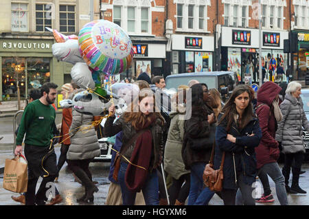 London, UK. 14. Januar 2017. Regen Sie über Clapham Junction, Wandsworth, da das schlechte Wetter weiterhin die UK zu decken. © JOHNNY ARMSTEAD/Alamy Live-Nachrichten Stockfoto