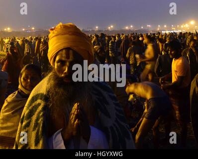 Allahabad, indischen Bundesstaat Uttar Pradesh. 14. Januar 2017. Hindu Anhänger vorzubereiten, ein heiliges Bad zu nehmen, an der Mündung des Flusses Ganges, Yamuna und Saraswati während Makar Sankranti in Allahabad, nördlichen indischen Bundesstaat Uttar Pradesh, 14. Januar 2017. Makar Sankranti, die den Übergang der Sonne in das Tierkreiszeichen der Makara (Steinbock) auf seinem himmlischen Weg markiert, ist ein Hindus Festival in fast allen Teilen von Indien gefeiert. © Stringer/Xinhua/Alamy Live-Nachrichten Stockfoto