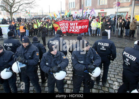 Kiel, Deutschland. 14. Januar 2017. Die Teilnehmer der Pro-kurdischen Demonstration halten Banner lesen "das Verbot auf der Party der Arbeiterpartei Kurdistans (PKK) in Kiel, Deutschland, 14. Januar 2017 abzuschaffen". Drei Menschen wurden während der Demonstration in Gewahrsam genommen. Nach einer Stunde endete die Teilnehmer die gesamte Veranstaltung. Foto: Bodo Marks/Bodo Marks/Dpa/Alamy Live News Stockfoto