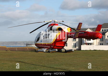 NEWQUAY, CORNWALL, UK - 14. Januar 2017: The Cornwall Air Ambulance wartet auf Pentire in Newquay für einen Patienten. Stockfoto