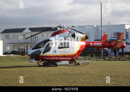 NEWQUAY, CORNWALL, UK - 14. Januar 2017: The Cornwall Air Ambulance wartet auf Pentire in Newquay für einen Patienten. Stockfoto