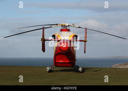 NEWQUAY, CORNWALL, UK - 14. Januar 2017: The Cornwall Air Ambulance wartet auf Pentire in Newquay für einen Patienten. Stockfoto