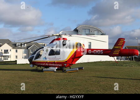 NEWQUAY, CORNWALL, UK - 14. Januar 2017: The Cornwall Air Ambulance wartet auf Pentire in Newquay für einen Patienten. Stockfoto