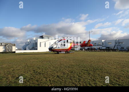 NEWQUAY, CORNWALL, UK - 14. Januar 2017: The Cornwall Air Ambulance wartet auf Pentire in Newquay für einen Patienten. Stockfoto