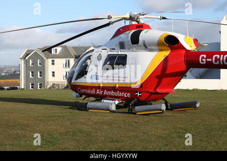 NEWQUAY, CORNWALL, UK - 14. Januar 2017: The Cornwall Air Ambulance wartet auf Pentire in Newquay für einen Patienten. Stockfoto