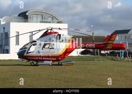 NEWQUAY, CORNWALL, UK - 14. Januar 2017: The Cornwall Air Ambulance wartet auf Pentire in Newquay für einen Patienten. Stockfoto