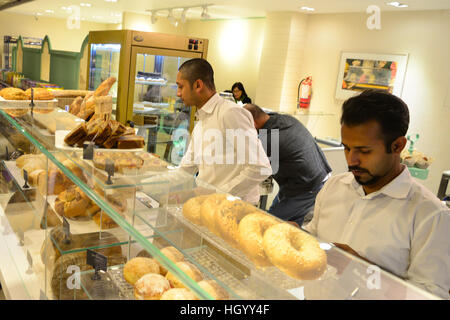 Dhaka, Bangladesch. 14. Januar 2017. Dhaka, Bangladesch. 14. Januar 2016. Bangladesch-Mitarbeiter arbeiten in der neu eröffneten Holey handwerkliche Bäckerei in Dhaka, Bangladesch. Am 13. Januar 2017. Belagert von militanten, gefoltert und getötet 20 Geiseln letztes Jahr ruhig, Bangladesh-Café eröffnet diese Woche, ein paar Blocks entfernt von der alten, blutigen Website, die mit Klebeband ab bleibt durch die Untersuchung der Polizei. Bildnachweis: Mamunur Rashid/Alamy Live-Nachrichten © Mamunur Rashid/Alamy Live-Nachrichten Stockfoto