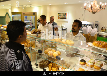 Dhaka, Bangladesch. 14. Januar 2017. Dhaka, Bangladesch. 14. Januar 2016. Bangladesch-Mitarbeiter arbeiten in der neu eröffneten Holey handwerkliche Bäckerei in Dhaka, Bangladesch. Am 13. Januar 2017. Belagert von militanten, gefoltert und getötet 20 Geiseln letztes Jahr ruhig, Bangladesh-Café eröffnet diese Woche, ein paar Blocks entfernt von der alten, blutigen Website, die mit Klebeband ab bleibt durch die Untersuchung der Polizei. Bildnachweis: Mamunur Rashid/Alamy Live-Nachrichten © Mamunur Rashid/Alamy Live-Nachrichten Stockfoto
