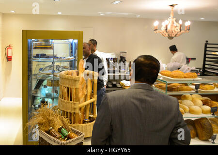 Dhaka, Bangladesch. 14. Januar 2017. Dhaka, Bangladesch. 14. Januar 2016. Bangladesch-Mitarbeiter arbeiten in der neu eröffneten Holey handwerkliche Bäckerei in Dhaka, Bangladesch. Am 13. Januar 2017. Belagert von militanten, gefoltert und getötet 20 Geiseln letztes Jahr ruhig, Bangladesh-Café eröffnet diese Woche, ein paar Blocks entfernt von der alten, blutigen Website, die mit Klebeband ab bleibt durch die Untersuchung der Polizei. Bildnachweis: Mamunur Rashid/Alamy Live-Nachrichten © Mamunur Rashid/Alamy Live-Nachrichten Stockfoto