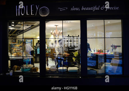 Dhaka, Bangladesch. 14. Januar 2017. Dhaka, Bangladesch. 14. Januar 2016. Bangladesch-Mitarbeiter arbeiten in der neu eröffneten Holey handwerkliche Bäckerei in Dhaka, Bangladesch. Am 13. Januar 2017. Belagert von militanten, gefoltert und getötet 20 Geiseln letztes Jahr ruhig, Bangladesh-Café eröffnet diese Woche, ein paar Blocks entfernt von der alten, blutigen Website, die mit Klebeband ab bleibt durch die Untersuchung der Polizei. Bildnachweis: Mamunur Rashid/Alamy Live-Nachrichten © Mamunur Rashid/Alamy Live-Nachrichten Stockfoto