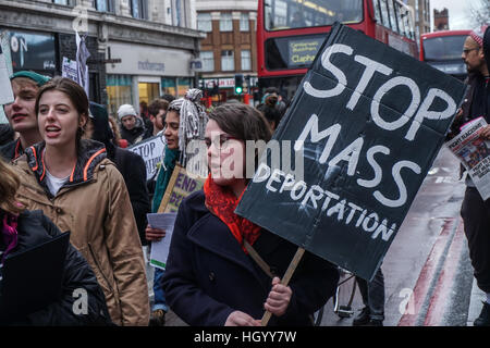 London, UK. 14. Januar 2017. London, UK. 14. Januar 2016. Demonstranten marschieren zum Ende der britischen Regierung Massendeportation, Nigeria, Ghana, Jamaika, Pakistan und Afghanistan Krieg-heftig gezerrissenes Charterflüge. Demonstranten fordern die Nation beteiligten Absprache mit der britischen Regierung, aufzustehen, um britische rassistische Tyrann in Brixton, London, UK. © Siehe Li/Alamy Live News Stockfoto