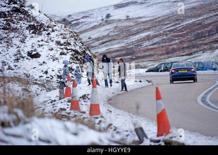 Brecon Beacons, UK. 14. Januar 2017. Menschen machen das Beste aus dem Schnee in den Brecon Beacons Bergen heute Nachmittag in der Nähe von Storey Arme. Bildnachweis: Phil Rees/Alamy Live-Nachrichten Stockfoto