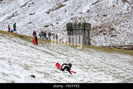 Brecon Beacons, UK. 14. Januar 2017. Menschen machen das Beste aus dem Schnee in den Brecon Beacons Bergen heute Nachmittag in der Nähe von Storey Arme. Bildnachweis: Phil Rees/Alamy Live-Nachrichten Stockfoto