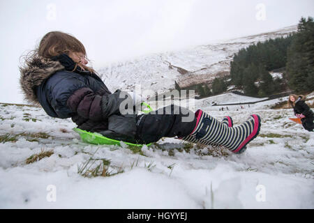 Brecon Beacons, UK. 14. Januar 2017. Menschen machen das Beste aus dem Schnee in den Brecon Beacons Bergen heute Nachmittag in der Nähe von Storey Arme. Bildnachweis: Phil Rees/Alamy Live-Nachrichten Stockfoto