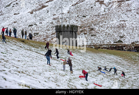 Brecon Beacons, UK. 14. Januar 2017. Menschen machen das Beste aus dem Schnee in den Brecon Beacons Bergen heute Nachmittag in der Nähe von Storey Arme. Bildnachweis: Phil Rees/Alamy Live-Nachrichten Stockfoto