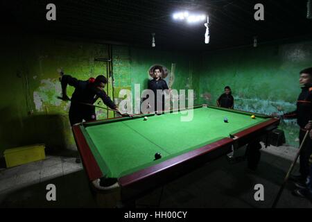 Gaza-Stadt, Gazastreifen, Palästinensische Gebiete. 14. Januar 2017. Kredit-Palästinenser Jungs spielen Billard bei Stromausfall in Shati Flüchtlingslager am 14. Januar 2017 schneiden: Ashraf Amra/APA Bilder/ZUMA Draht/Alamy Live News Stockfoto