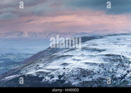 Brecon Beacons, UK. 14. Januar 2017. Der Brecon Beacons wurden in einer dünnen Schicht von Schneematsch bedeckt. Temperaturen schwebte bei ca. 2 Grad Celsius, wie niedrige Wolken die Bergspitzen in London, Vereinigtes Königreich gehüllt. Bildnachweis: Chris Stevenson/Alamy Live-Nachrichten Stockfoto