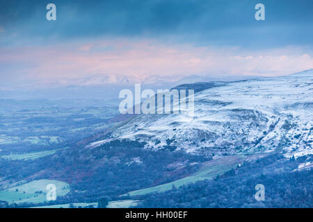 Brecon Beacons, UK. 14. Januar 2017. Der Brecon Beacons wurden in einer dünnen Schicht von Schneematsch bedeckt. Temperaturen schwebte bei ca. 2 Grad Celsius, wie niedrige Wolken die Bergspitzen in London, Vereinigtes Königreich gehüllt. Bildnachweis: Chris Stevenson/Alamy Live-Nachrichten Stockfoto