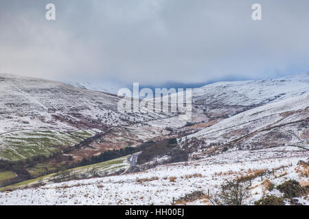 Brecon Beacons, UK. 14. Januar 2017. Der Brecon Beacons wurden in einer dünnen Schicht von Schneematsch bedeckt. Temperaturen schwebte bei ca. 2 Grad Celsius, wie niedrige Wolken die Bergspitzen in London, Vereinigtes Königreich gehüllt. Bildnachweis: Chris Stevenson/Alamy Live-Nachrichten Stockfoto