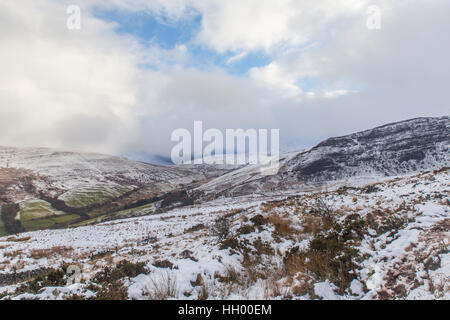 Brecon Beacons, UK. 14. Januar 2017. Der Brecon Beacons wurden in einer dünnen Schicht von Schneematsch bedeckt. Temperaturen schwebte bei ca. 2 Grad Celsius, wie niedrige Wolken die Bergspitzen in London, Vereinigtes Königreich gehüllt. Bildnachweis: Chris Stevenson/Alamy Live-Nachrichten Stockfoto