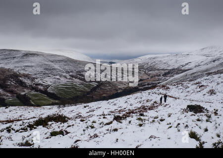 Brecon Beacons, UK. 14. Januar 2017. Der Brecon Beacons wurden in einer dünnen Schicht von Schneematsch bedeckt. Temperaturen schwebte bei ca. 2 Grad Celsius, wie niedrige Wolken die Bergspitzen in London, Vereinigtes Königreich gehüllt. Bildnachweis: Chris Stevenson/Alamy Live-Nachrichten Stockfoto