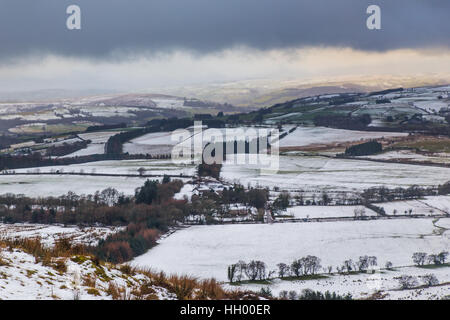 Brecon Beacons, UK. 14. Januar 2017. Der Brecon Beacons wurden in einer dünnen Schicht von Schneematsch bedeckt. Temperaturen schwebte bei ca. 2 Grad Celsius, wie niedrige Wolken die Bergspitzen in London, Vereinigtes Königreich gehüllt. Bildnachweis: Chris Stevenson/Alamy Live-Nachrichten Stockfoto