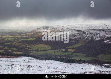 Brecon Beacons, UK. 14. Januar 2017. Der Brecon Beacons wurden in einer dünnen Schicht von Schneematsch bedeckt. Temperaturen schwebte bei ca. 2 Grad Celsius, wie niedrige Wolken die Bergspitzen in London, Vereinigtes Königreich gehüllt. Bildnachweis: Chris Stevenson/Alamy Live-Nachrichten Stockfoto