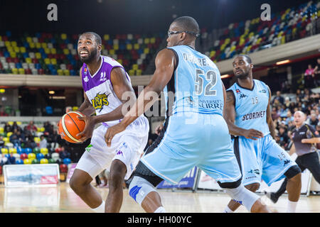 Kupfer-Box Arena, London, 14. Januar 2017. Löwen Rashad Hassan (22) drückt durch die Scorchers-Verteidigung mit dem Ball. Spannungen laufen in der BBL Pokal-Basketball-Spiel zwischen Heimmannschaft London Löwen und Besucher Surrey Scorchers hoch, wie beide Teams versuchen, in die nächste Runde der Trophy zu bekommen.  Scorchers kneifen das Spiel in den letzten 20 Sekunden und 88 / 87 über die Lions gewinnen. Stockfoto