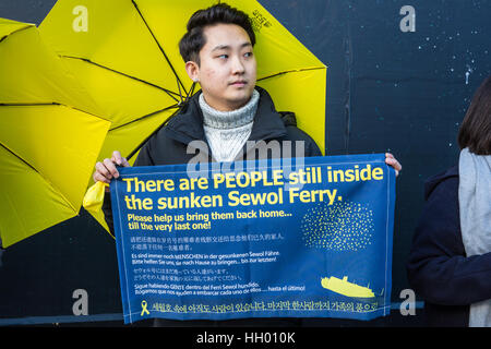 London, UK. 14. Januar 2017. Mitglied des Vereinigten Königreichs koreanische Gemeinde hält einen stillen Protest auf dem Trafalgar Square zu markieren Sie 1.000 Tage seit der Sewol Fähre Katastrophe, um der Opfer zu gedenken und zu verlangen, dass die koreanische Regierung nicht nur die Fähre wirft ohne Demontage es damit eine gründliche Untersuchung und Wiederherstellung aller fehlenden Opfer aber auch die Verantwortlichen bestraft und Vorschriften Anti-Katastrophe in London erlässt , UK. Bildnachweis: Mark Kerrison/Alamy Live-Nachrichten Stockfoto