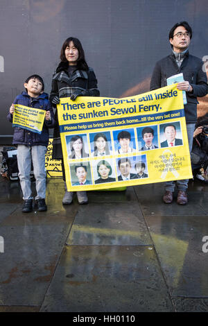 London, UK. 14. Januar 2017. Mitglieder des Großbritanniens koreanische Gemeinde halten einen stillen Protest auf dem Trafalgar Square zu markieren Sie 1.000 Tage seit der Sewol Fähre Katastrophe, um der Opfer zu gedenken und zu verlangen, dass die koreanische Regierung nicht nur die Fähre wirft ohne Demontage es damit eine gründliche Untersuchung und Wiederherstellung aller fehlenden Opfer aber auch die Verantwortlichen bestraft und Vorschriften Anti-Katastrophe in London erlässt , UK. Bildnachweis: Mark Kerrison/Alamy Live-Nachrichten Stockfoto