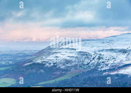 Brecon Beacons, UK. 14. Januar 2017. Der Brecon Beacons wurden in einer dünnen Schicht von Schneematsch bedeckt. Temperaturen schwebte bei ca. 2 Grad Celsius, wie niedrige Wolken die Bergspitzen in London, Vereinigtes Königreich gehüllt. Bildnachweis: Chris Stevenson/Alamy Live-Nachrichten Stockfoto