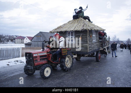 Krasnoilsk, Ukraine. 14. Januar 2017. Einheimischen Kostümen von Haus zu Haus gehen und führen kurze Theaterstücke während der Feierlichkeiten der Winterurlaub "Malanka" im Dorf Krasnoilsk, Westukraine, 14. Januar 2017. "Malanka"- oder "Alte Neujahrsfest" ist eines der beliebtesten Volksfeste in der westlichen Ukraine jedes Jahr zwischen dem 13. und 14. Januar, die Silvester im Einklang mit dem alten Julianischen Kalender gefeiert. Während dieser zwei Tage des Feierns Einheimische, junge und alte, traditionelle Masken und Karnevalskostüme tragen und schlendern Sie von Haus zu Haus s Stockfoto