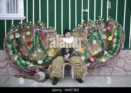 Krasnoilsk, Ukraine. 14. Januar 2017. Einheimischen Kostümen von Haus zu Haus gehen und führen kurze Theaterstücke während der Feierlichkeiten der Winterurlaub "Malanka" im Dorf Krasnoilsk, Westukraine, 14. Januar 2017. "Malanka"- oder "Alte Neujahrsfest" ist eines der beliebtesten Volksfeste in der westlichen Ukraine jedes Jahr zwischen dem 13. und 14. Januar, die Silvester im Einklang mit dem alten Julianischen Kalender gefeiert. Während dieser zwei Tage des Feierns Einheimische, junge und alte, traditionelle Masken und Karnevalskostüme tragen und schlendern Sie von Haus zu Haus s Stockfoto