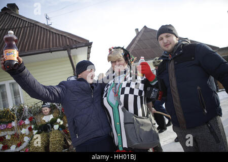 Krasnoilsk, Ukraine. 14. Januar 2017. Einheimischen Kostümen von Haus zu Haus gehen und führen kurze Theaterstücke während der Feierlichkeiten der Winterurlaub "Malanka" im Dorf Krasnoilsk, Westukraine, 14. Januar 2017. "Malanka"- oder "Alte Neujahrsfest" ist eines der beliebtesten Volksfeste in der westlichen Ukraine jedes Jahr zwischen dem 13. und 14. Januar, die Silvester im Einklang mit dem alten Julianischen Kalender gefeiert. Während dieser zwei Tage des Feierns Einheimische, junge und alte, traditionelle Masken und Karnevalskostüme tragen und schlendern Sie von Haus zu Haus s Stockfoto