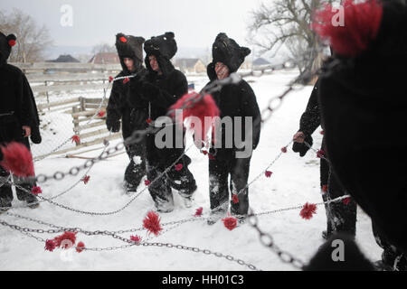 Krasnoilsk, Ukraine. 14. Januar 2017. Einheimischen Kostümen von Haus zu Haus gehen und führen kurze Theaterstücke während der Feierlichkeiten der Winterurlaub "Malanka" im Dorf Krasnoilsk, Westukraine, 14. Januar 2017. "Malanka"- oder "Alte Neujahrsfest" ist eines der beliebtesten Volksfeste in der westlichen Ukraine jedes Jahr zwischen dem 13. und 14. Januar, die Silvester im Einklang mit dem alten Julianischen Kalender gefeiert. Während dieser zwei Tage des Feierns Einheimische, junge und alte, traditionelle Masken und Karnevalskostüme tragen und schlendern Sie von Haus zu Haus s Stockfoto