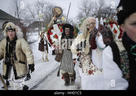 Krasnoilsk, Ukraine. 14. Januar 2017. Einheimischen Kostümen von Haus zu Haus gehen und führen kurze Theaterstücke während der Feierlichkeiten der Winterurlaub "Malanka" im Dorf Krasnoilsk, Westukraine, 14. Januar 2017. "Malanka"- oder "Alte Neujahrsfest" ist eines der beliebtesten Volksfeste in der westlichen Ukraine jedes Jahr zwischen dem 13. und 14. Januar, die Silvester im Einklang mit dem alten Julianischen Kalender gefeiert. Während dieser zwei Tage des Feierns Einheimische, junge und alte, traditionelle Masken und Karnevalskostüme tragen und schlendern Sie von Haus zu Haus s Stockfoto