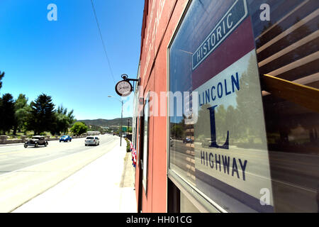 Ely, Nevada, USA. 11. Juli 2016. Ein Lincoln Highway-Zeichen werden verwendet in einer Ladenzeile entlang der Hauptstraße in Ely, Nevada gesehen. Der Lincoln Highway gehörte zu den frühesten transkontinentalen Highways und ist jetzt U.S. Highway 50 in Nevada genannt. Bildnachweis: David Becker/ZUMA Draht/Alamy Live-Nachrichten Stockfoto