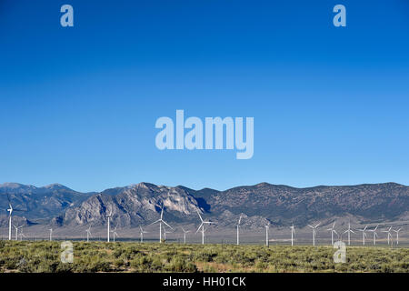 Ely, Nevada, USA. 11. Juli 2016. Windmühlen punktieren die Landschaft im Frühlingstal, 30 Meilen östlich von Ely, Nevada. Spring Valley-Windpark ist der erste Windpark des Landes und vom U.S. Highway 50 zu sehen. Bildnachweis: David Becker/ZUMA Draht/Alamy Live-Nachrichten Stockfoto