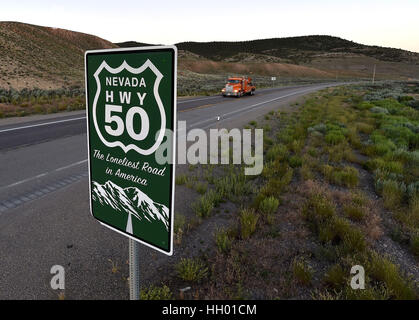 Ely, Nevada, USA. 11. Juli 2016. Ein Truck fährt entlang der U.S. Highway 50 in der Nähe von Ely, Nevada. Der Bundesstaat Nevada erstellt ein Tourismusprogramm für Autofahrer zu besuchen und zu stoppen entlang Highway 50 nach Life-Magazin im Jahr 1986 auf der Autobahn in Nevada genannten '' The Loneliest Road in America. Bildnachweis: David Becker/ZUMA Draht/Alamy Live-Nachrichten Stockfoto